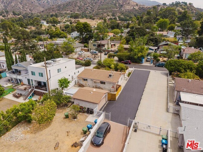 Building Photo - 10539 Samoa Ave