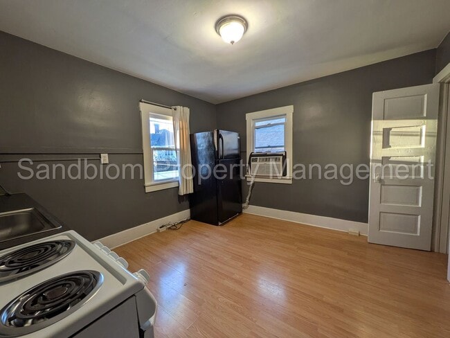 Building Photo - FOR LEASE | Riverview | 1 Bed, 1 Bath Gara...