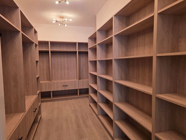 Building Photo - Lake Sherwood 5+4 Pool Home on the lake