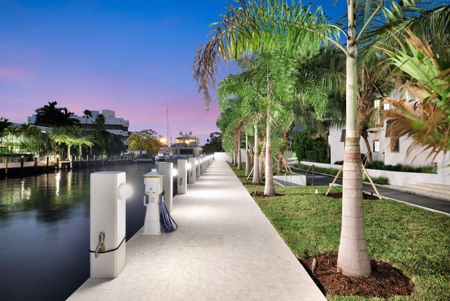 Building Photo - 400 Mola Ave