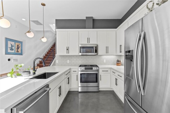 Building Photo - 2115 Uphill Ln