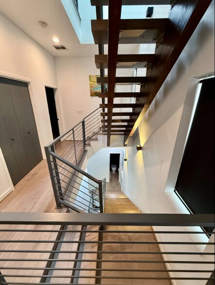 Building Photo - 513 Memorial Heights Dr
