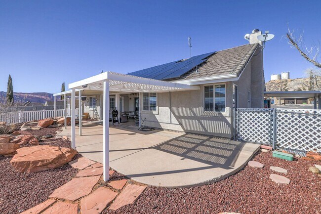 Building Photo - Horse Property!  Private Pool!  Land!