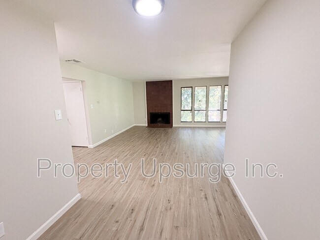 Building Photo - 2405 Sunny Ln