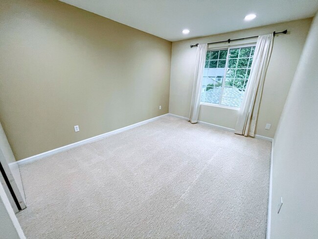 Building Photo - Exquisite Home with 3 Bed and 2.5 Bath in ...