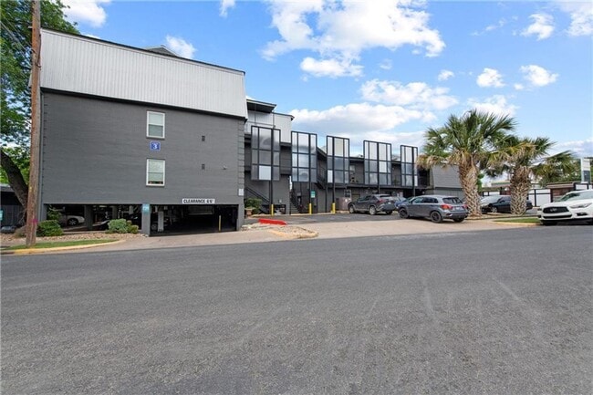 Building Photo - AVAILABLE NOW: 1 BR / 1 BA - Heart of Soco - SS Appliances - Minutes from DT