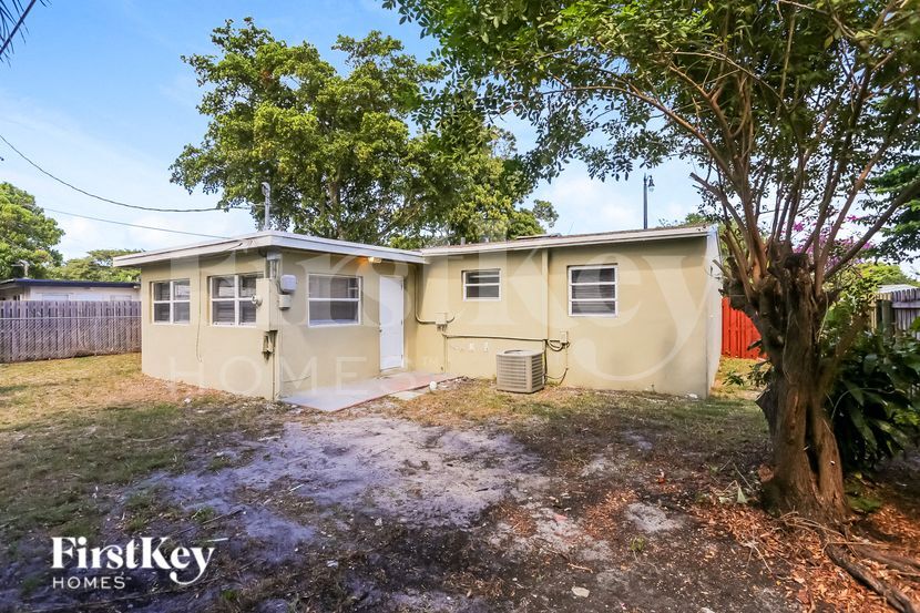 Building Photo - 2700 NE 13th Terrace