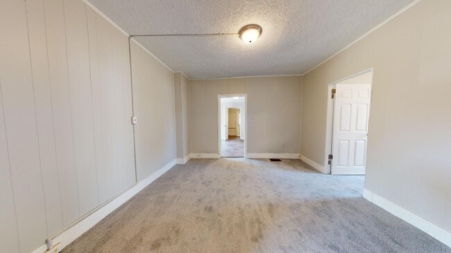 Building Photo - Huge 4 Bedroom Single Family House - almost 1500 SQ FT!