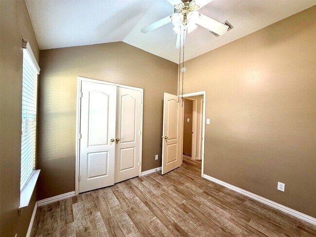 Building Photo - 10022 Driftwood Park Dr