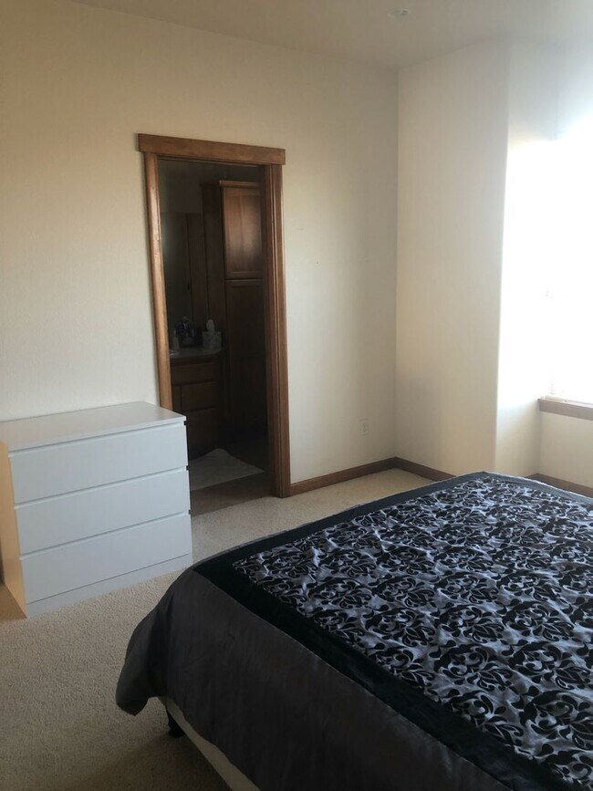 Building Photo - Fully Furnished Lakefront Condo!! 6 Month Lease Available!