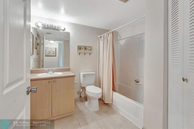 Building Photo - 923 Villa Cir