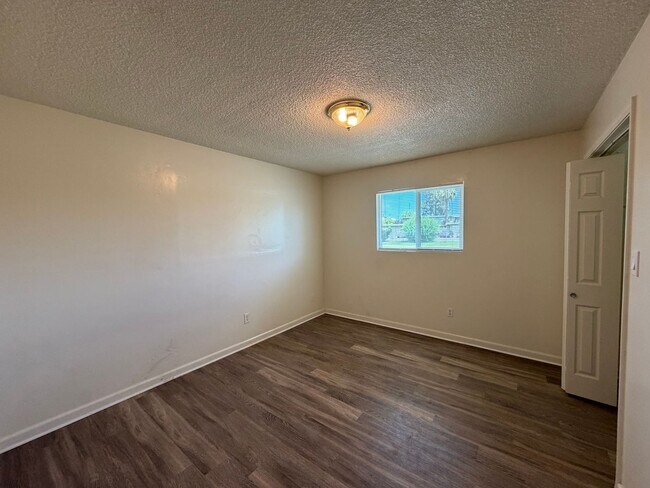 Building Photo - 1011 Oleander Ave