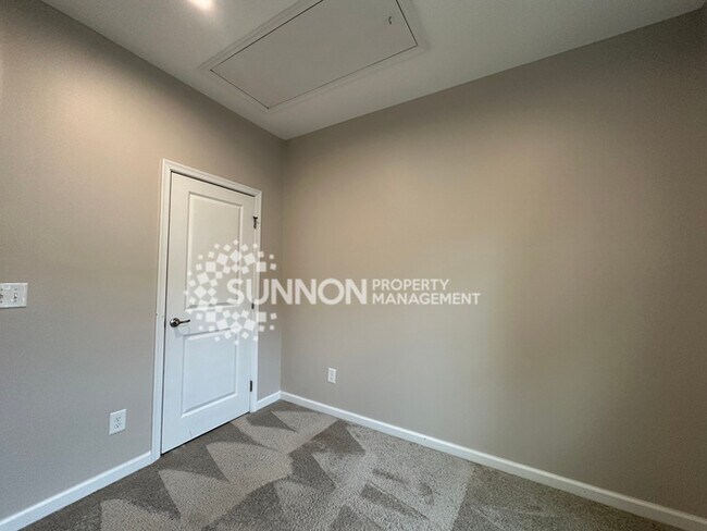 Building Photo - 3 Bedroom Townhome in Mountain Island