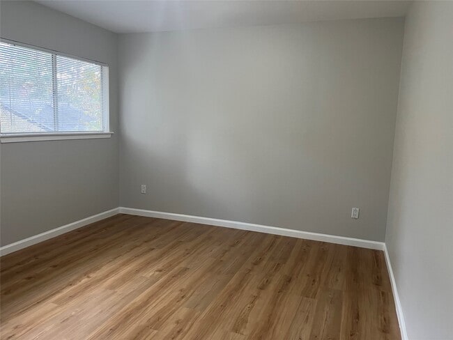 Building Photo - 65 Yewleaf Rd