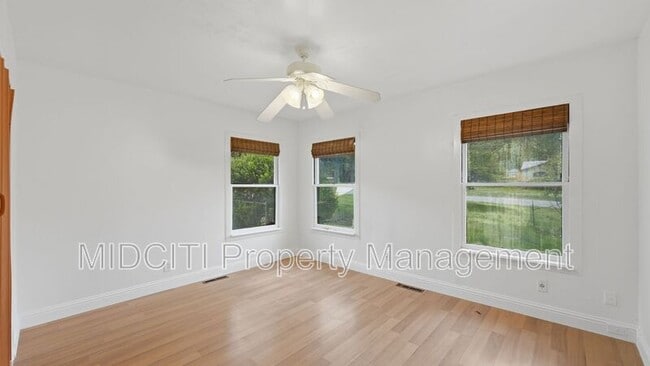 Building Photo - 1079 Canyon Dr