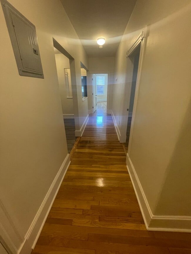 Building Photo - 9/1 No Fee! Spilt-style 3BR on Beacon St near Wash Sq/Coolidge