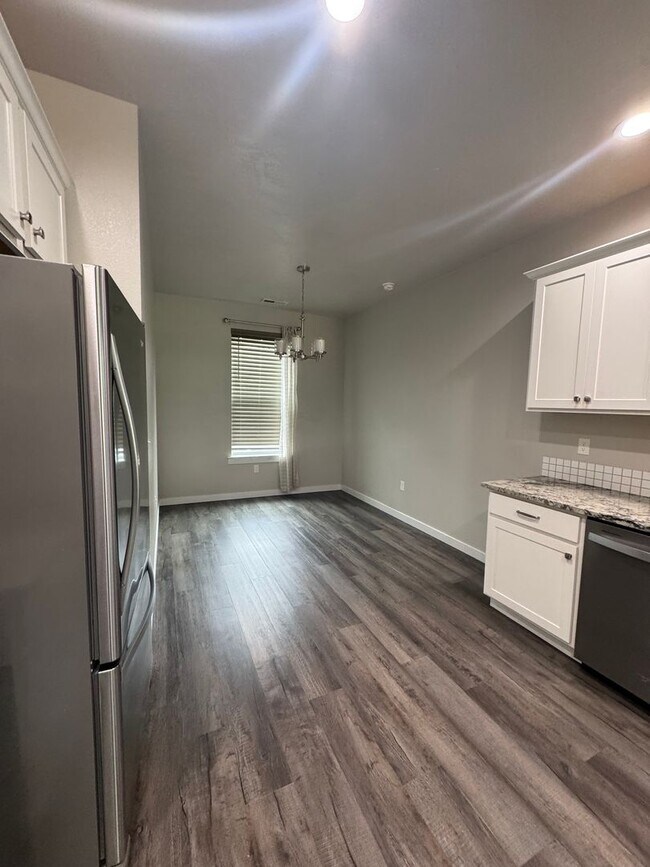 Building Photo - New on Market! Close to Freeway and Shopping!