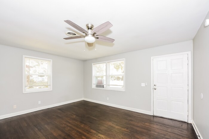 Building Photo - 434 Mockernut Ln