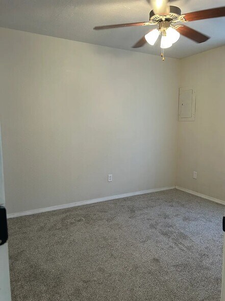 Building Photo - 1409 N Clay Ave