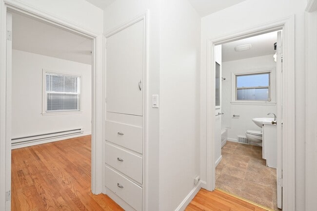 Building Photo - 3 Bedroom Home in Rainer Beach - Beautiful view over Lake Washington