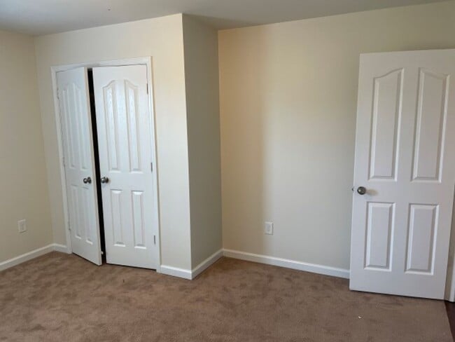 Building Photo - Lovely 5 Bed 3 Bath Home with Community Am...