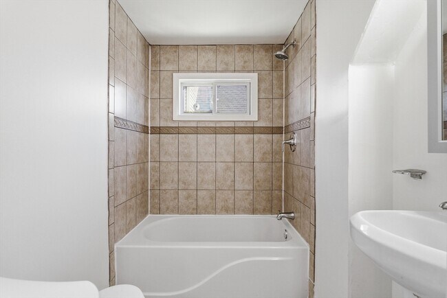 Building Photo - 70 Bellevue St