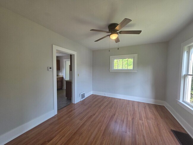 Building Photo - Kent 3 bedroom 1 bath Single Family Home