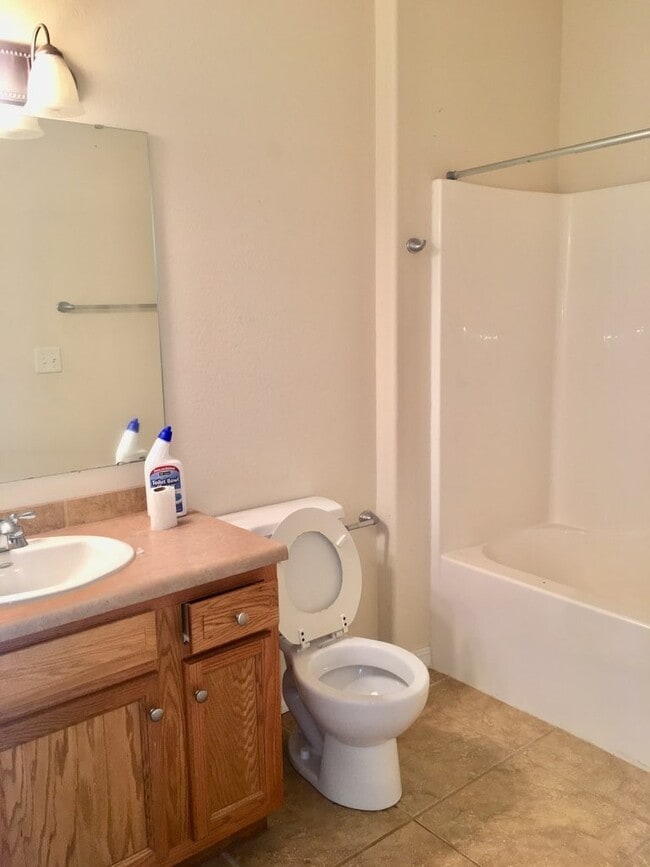 Building Photo - Beautiful Home In A Peaceful Residential Neighborhood