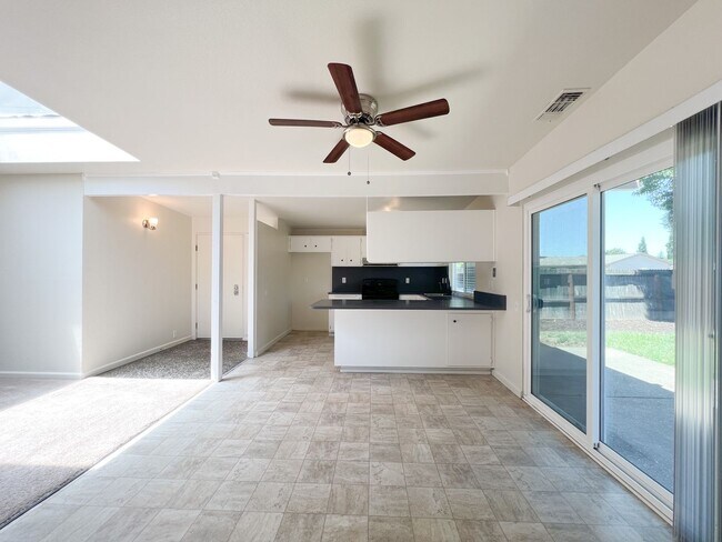 Building Photo - Spacious 3 Bed 2 Bath Home