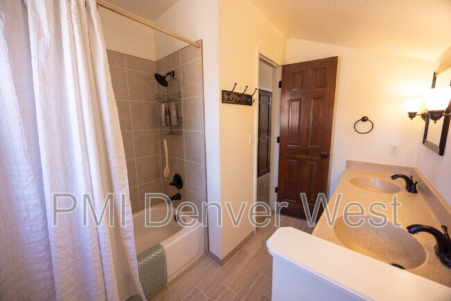 Building Photo - 16821 E Hialeah Ave