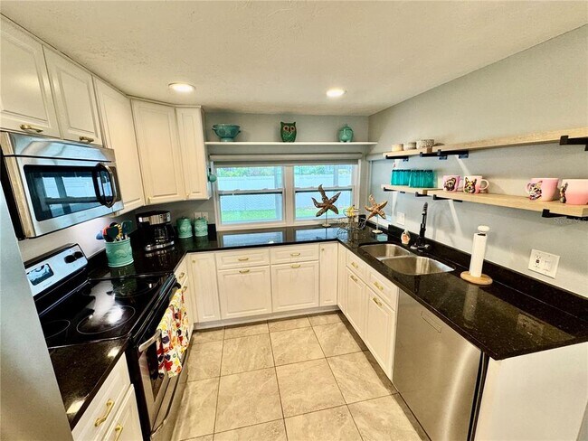 Building Photo - 6841 Roxbury Dr