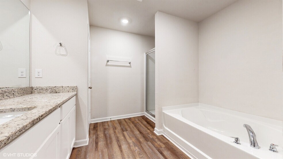 Building Photo - 3302 Bridgewood Dr