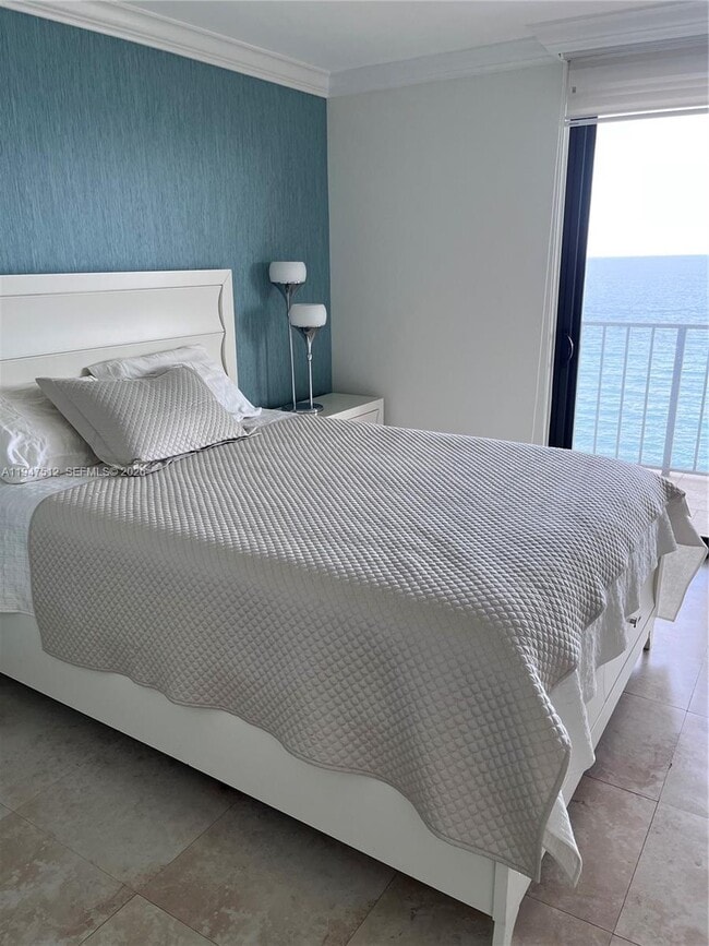 Building Photo - 2625 Collins Ave