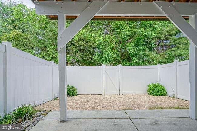 Building Photo - 1048 Regency Pl