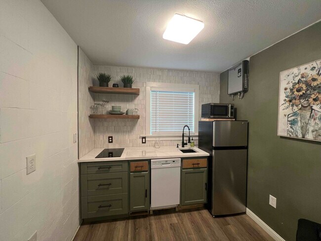 Building Photo - 1313 E Pineloch Ave