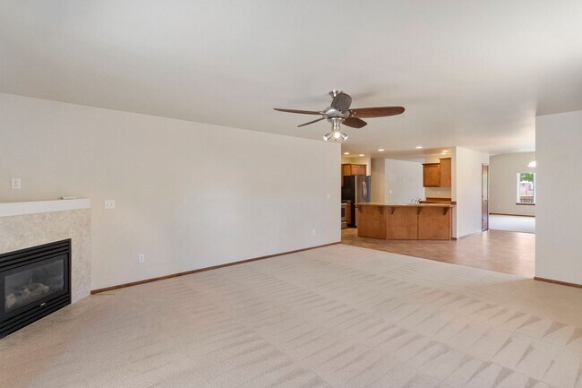Building Photo - 3 Bed 2 Bath - Excellent Condition - NAS W...