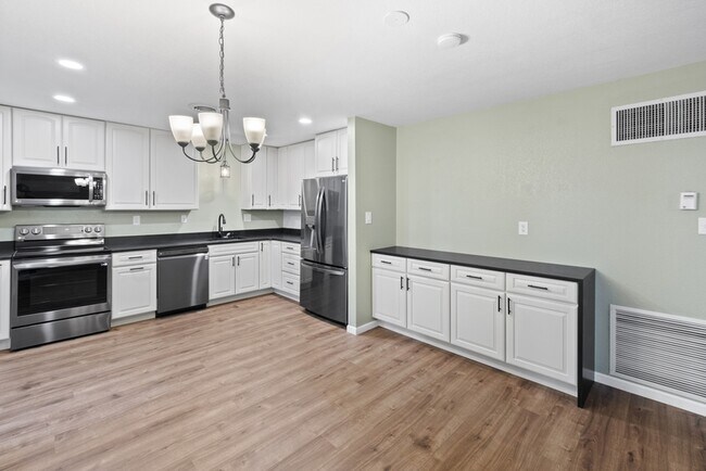 Building Photo - 777 Saturn Dr