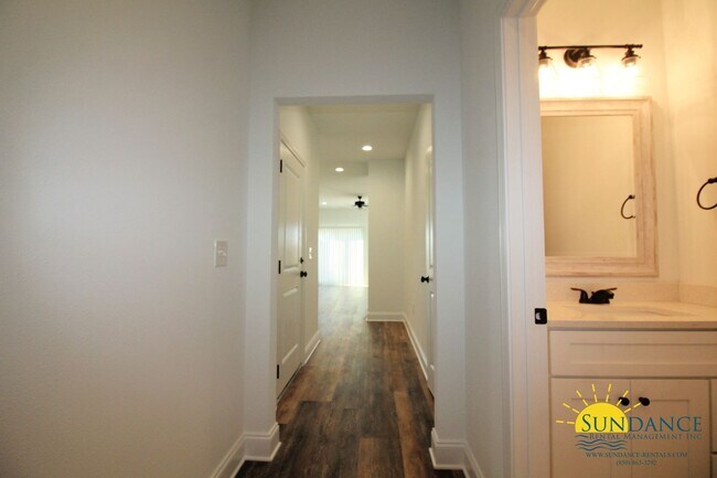 Building Photo - Gorgeous Townhome, near Ferry Park in Fort...