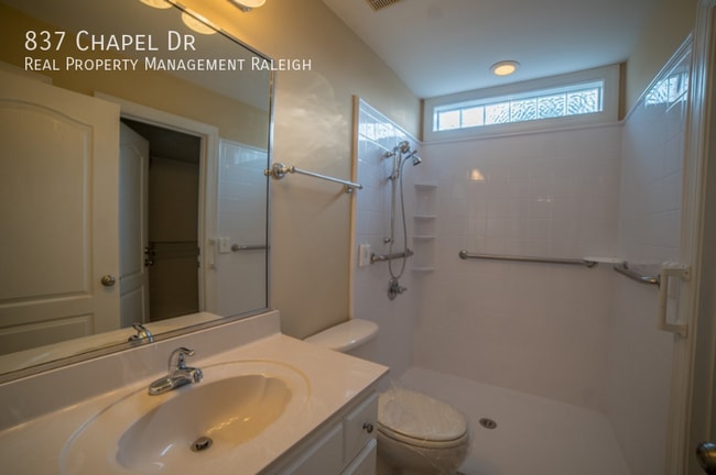 Building Photo - 837 Chapel Dr