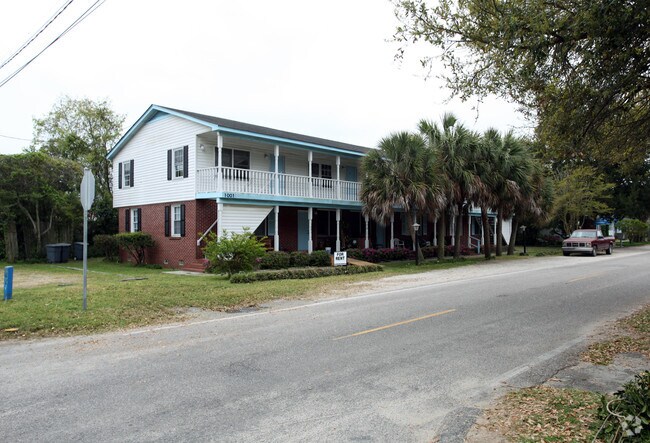 Primary Photo - 1001 Yaupon Dr