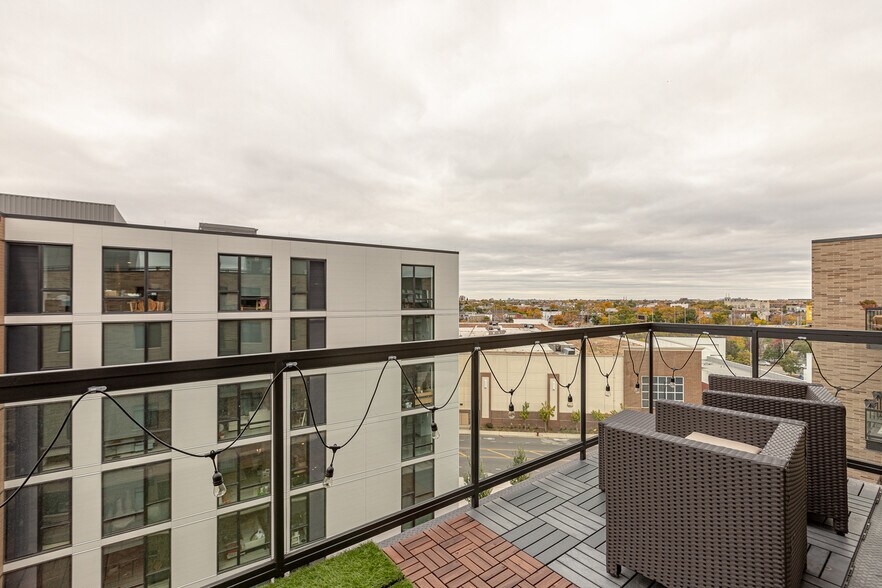 Building Photo - 1701 W Webster Ave