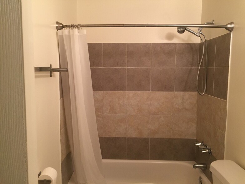 bath and shower - 787 Forrest St NW