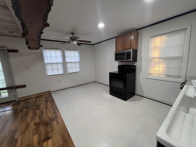 Building Photo - 2040 Cambridge Ave