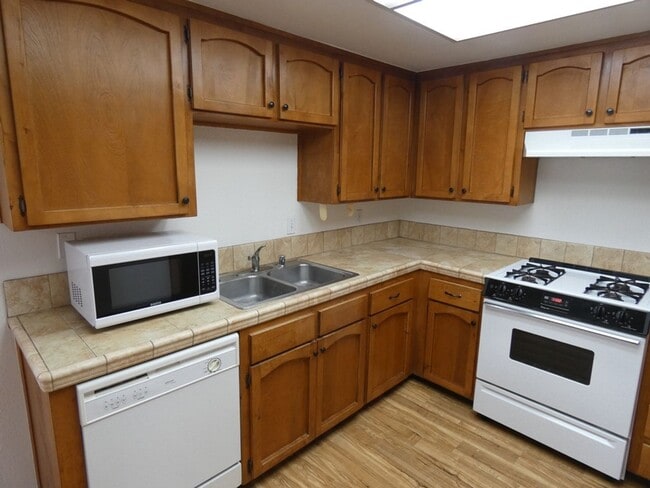 Building Photo - Townhouse in South Santa Maria with 1 car ...