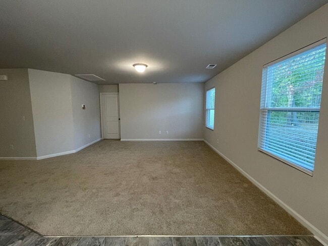 Building Photo - Gorgeous 4bed/3bath home w/ Fenced Yard in...