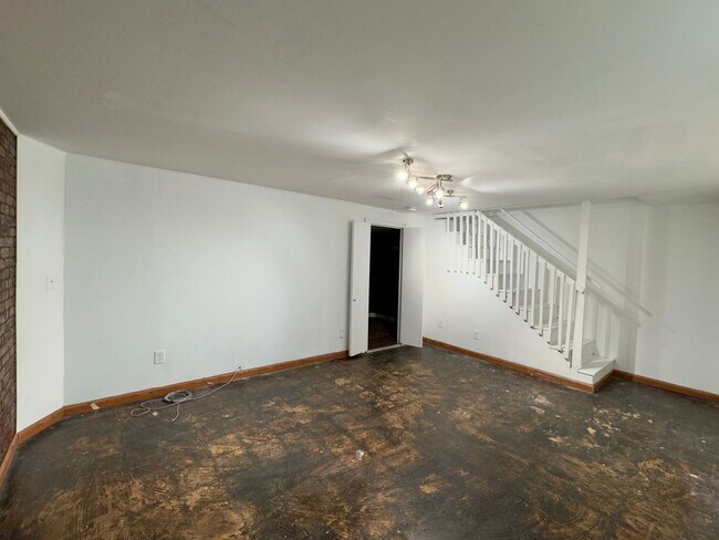 Building Photo - Spacious 3Bed/1.5Bath in Woodlawn