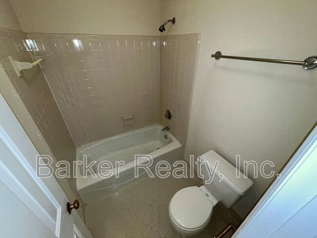 Building Photo - 1667 Village Glenn Dr