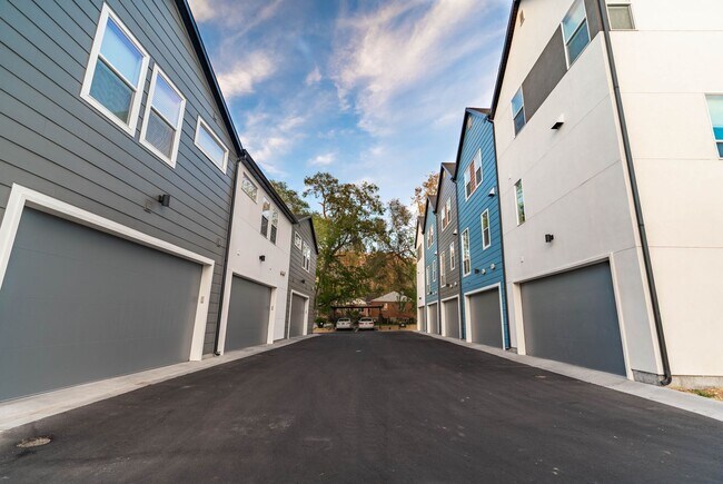 Building Photo - Your Fresh Start Awaits! 4 Weeks Rent Free + $0 Down Deposit OAC | 3 Bed Townhome in South Ogden