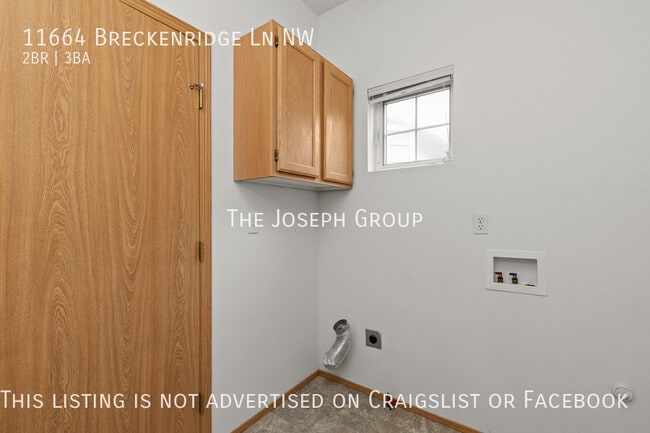 Building Photo - Centrally located 2 bed/2.5 bath in Silver...