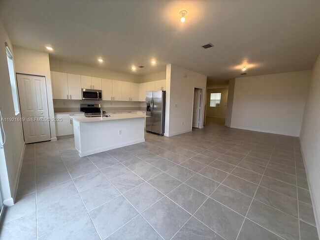 Building Photo - 2746 SE 24th Terrace